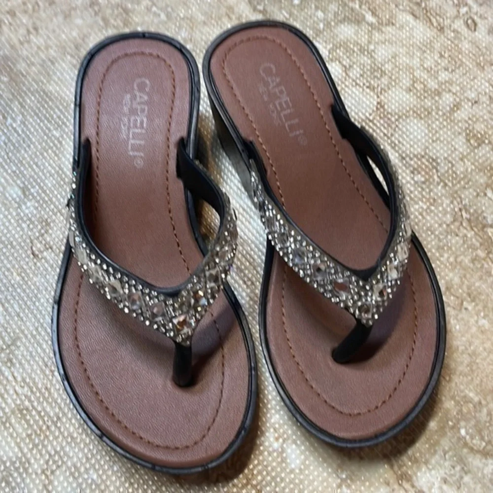 Capelli of New York toddler girls, rhinestone sandals. Size 10–11.
